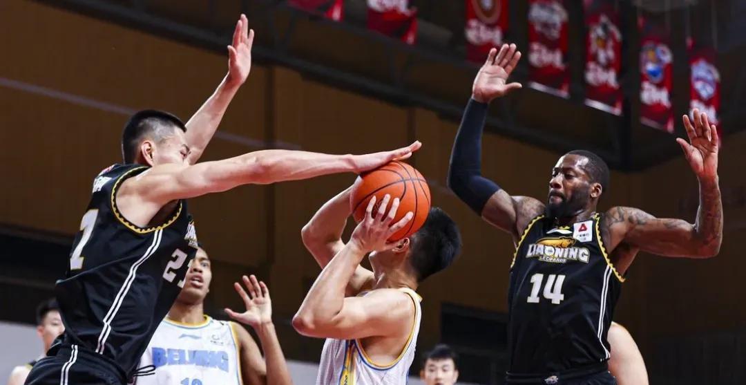 CBA常规赛倒计时；尼斯加时末段再遭质疑；细节引发关注；话题不断；更衣室氛围转暖的简单介绍